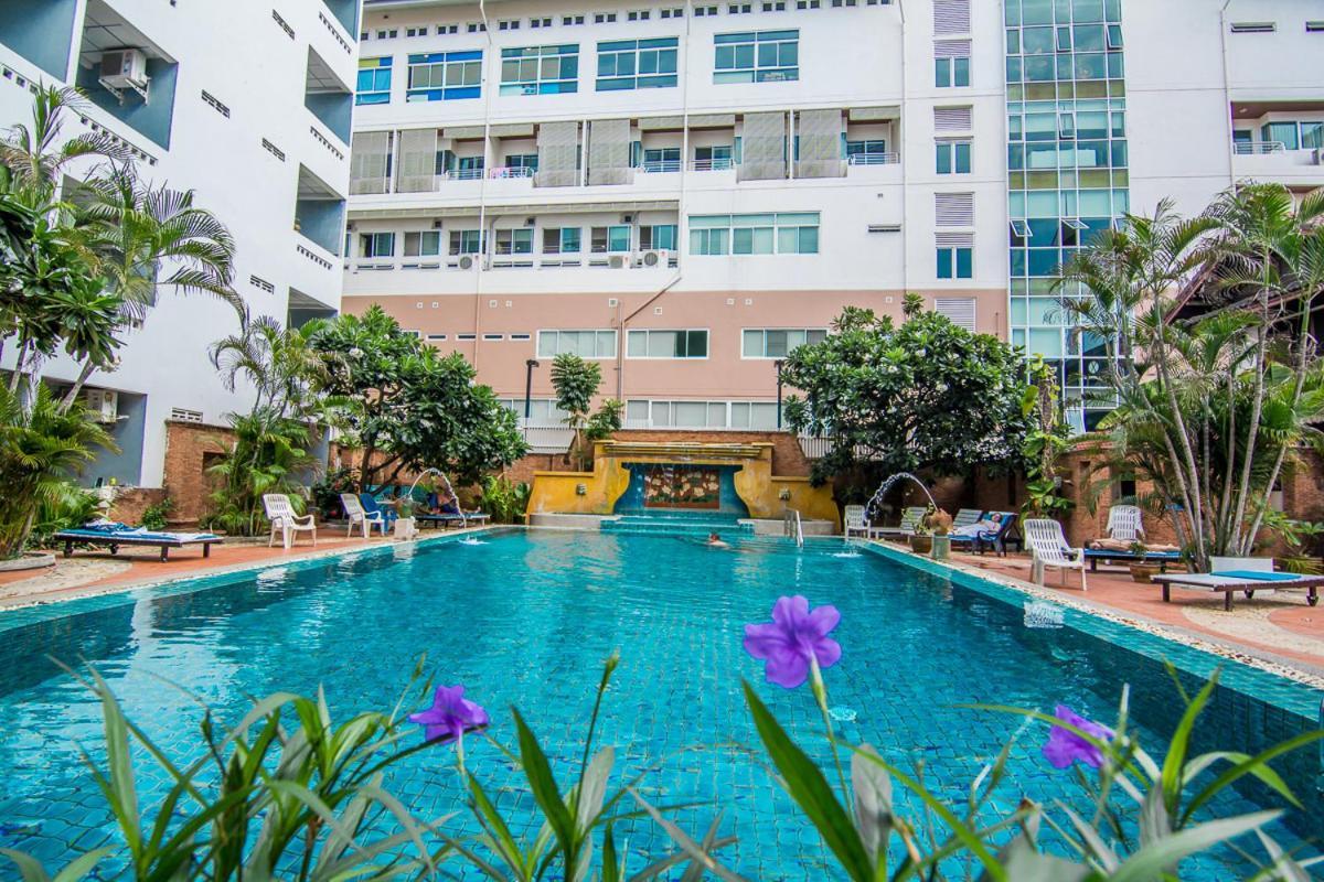 Hotel Sutus Court 7 Pattaya Esterno foto