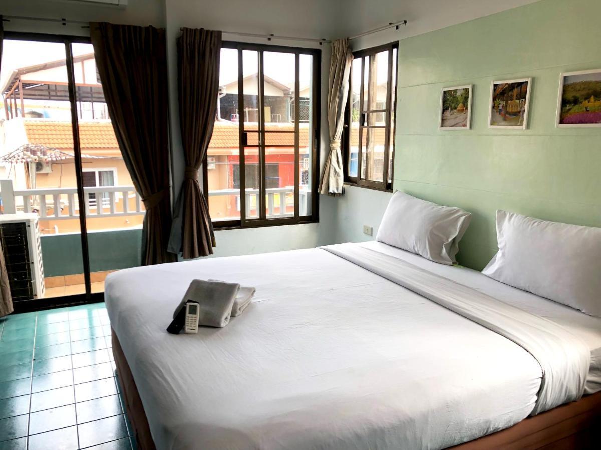 Hotel Sutus Court 7 Pattaya Esterno foto