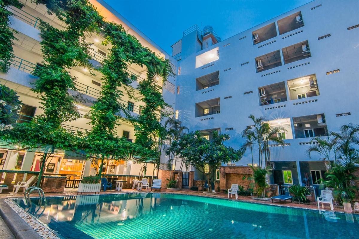 Hotel Sutus Court 7 Pattaya Esterno foto