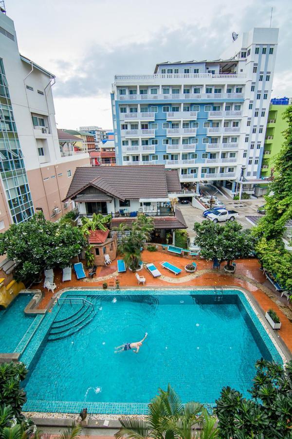 Hotel Sutus Court 7 Pattaya Esterno foto