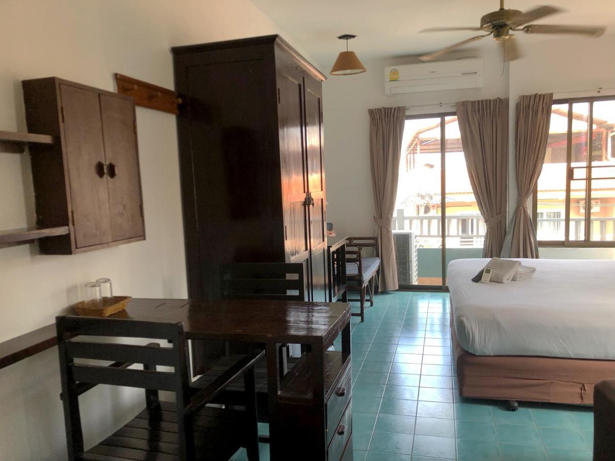 Hotel Sutus Court 7 Pattaya Esterno foto