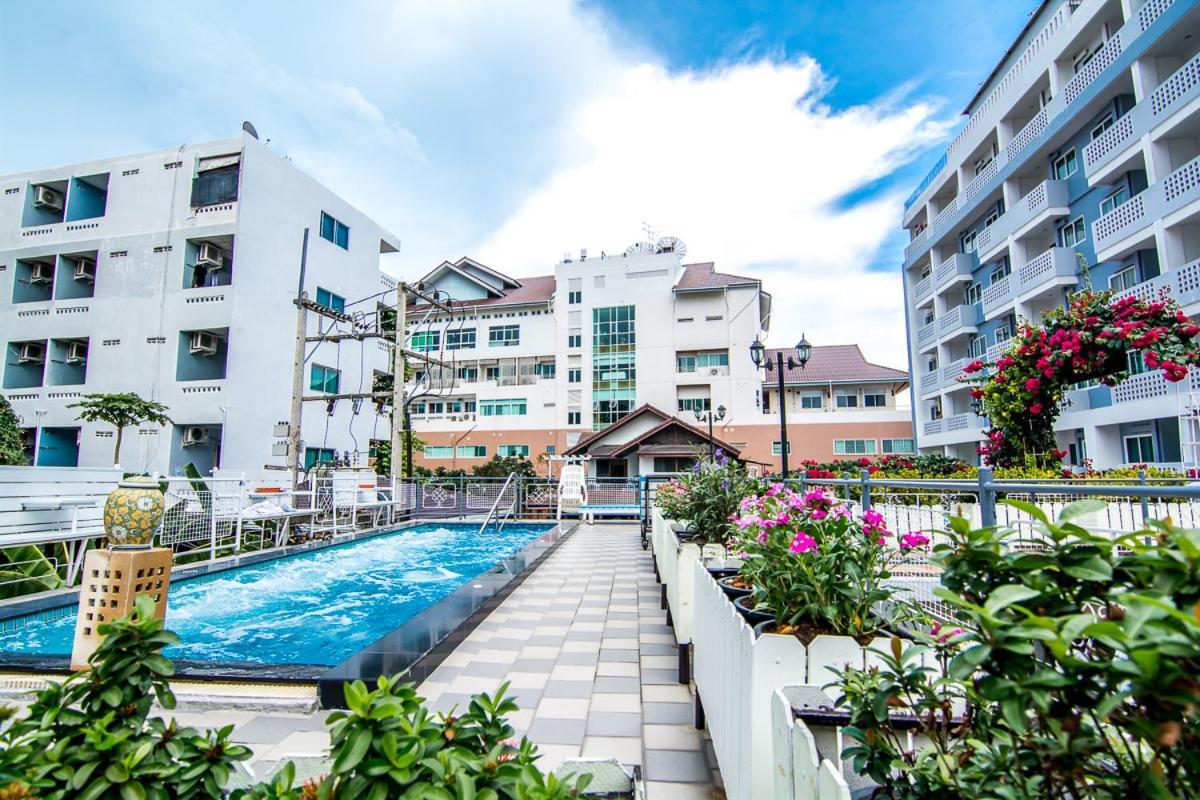 Hotel Sutus Court 7 Pattaya Esterno foto
